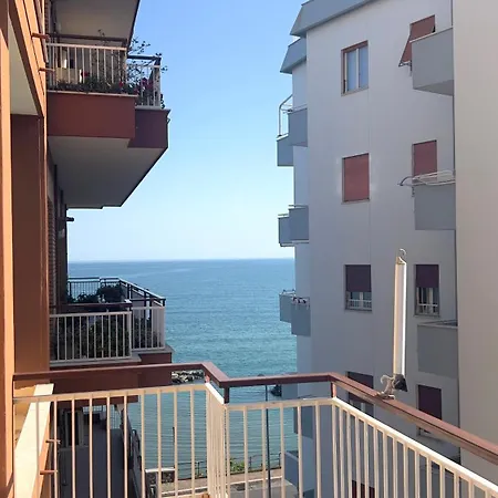 Lo Scorcio Sul Mare *